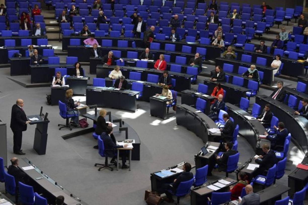 Parlamentos de todo el mundo también han implementado la distancia social en sus instalaciones para evitar el contagio entre legisladores en momentos de crisis global por la pandemia. En la imagen, el Congreso en Berlín, Alemania.