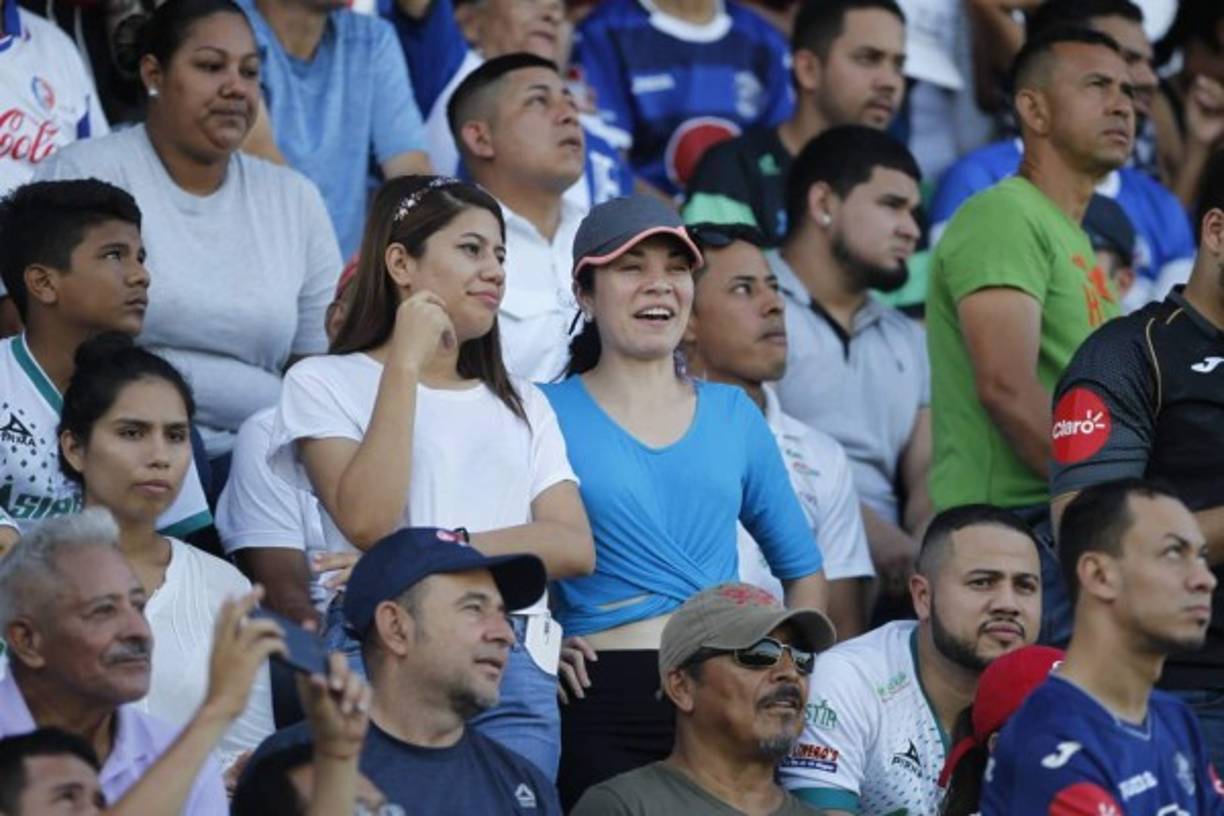 Bellas aficionadas también engalanaron las gradas del estadio Excélsior.