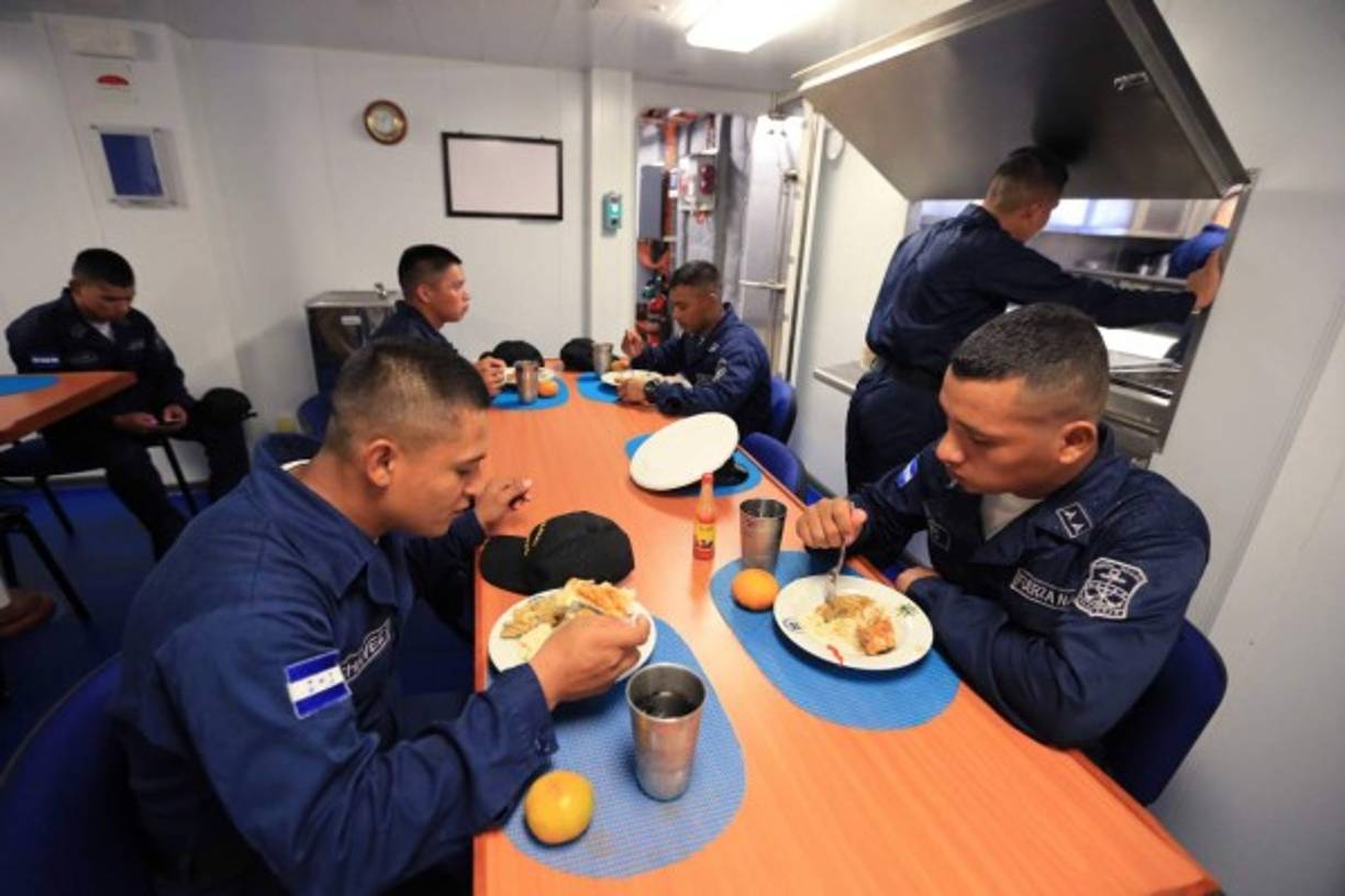 El comedor tiene capacidad para 18 personas y está ubicado exactamente frente a la cocina.