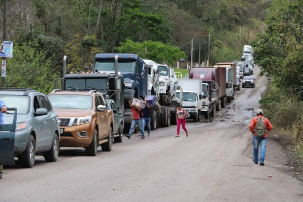 En la zona ya no existe asfalto en la carretera, por lo que la tierra y la lluvia formaron una densa capa de lodo que impidió a muchos poder atravesar la falla.