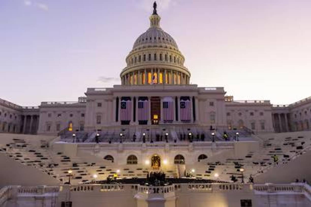 George Washington, el primer presidente de Estados Unidos, juró el cargo el 30 de abril de 1789 en una austera ceremonia en el Congreso, que en aquella época se encontraba en Nueva York. No fue hasta 1933 que la Constitución estableció el 20 de enero al mediodía como fecha oficial de la toma de posesión. Pero no impone otros requisitos, de manera que la ceremonia ha ido agregando eventos y pomposidad a lo largo de los años.