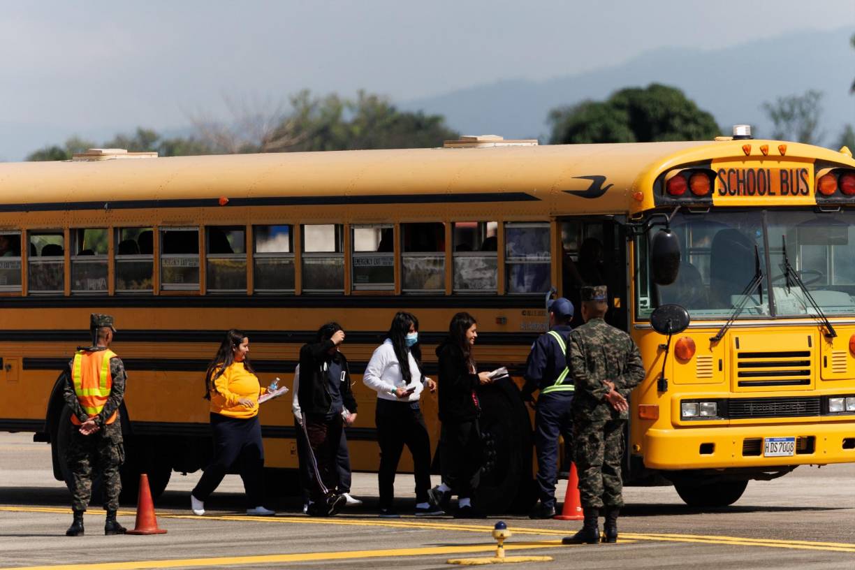 El grupo, conformado por más de 70 personas, llegó en un vuelo militar tipo Boeing C-17 Globemaster III procedente de Texas.