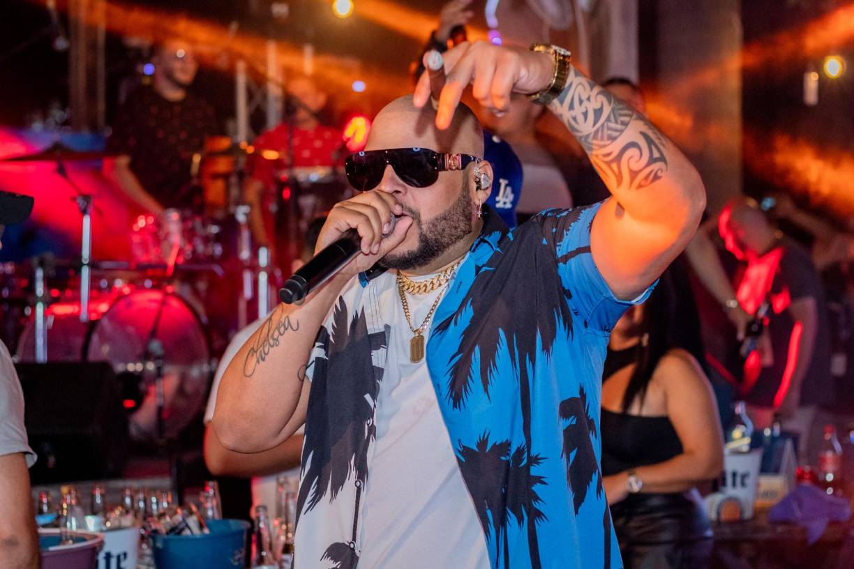 EL CHEVOFecha: 31 de diciembre<br />Lugar: Rosa Negra bar en el bulevar costero de Tela.<br />Desde las 7:00 pm estarán Dj Frank, Dj Chacón, Dj Axel y Dj Nacho.<br />Hora: 11:45 pm <br />Reservaciones: 8907-2233