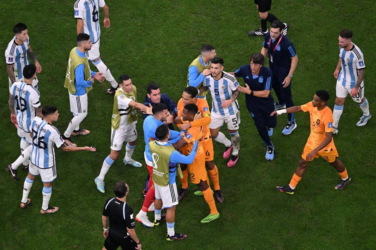 Los jugadores de Países Bajos y Argentina protagonizaron un tremendo zafarrancho en el segundo tiempo del partido.