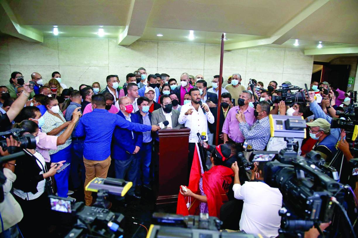 Libre y partido PSH han comparecido en múltiples ocasiones desde la sede del Legislativo. 