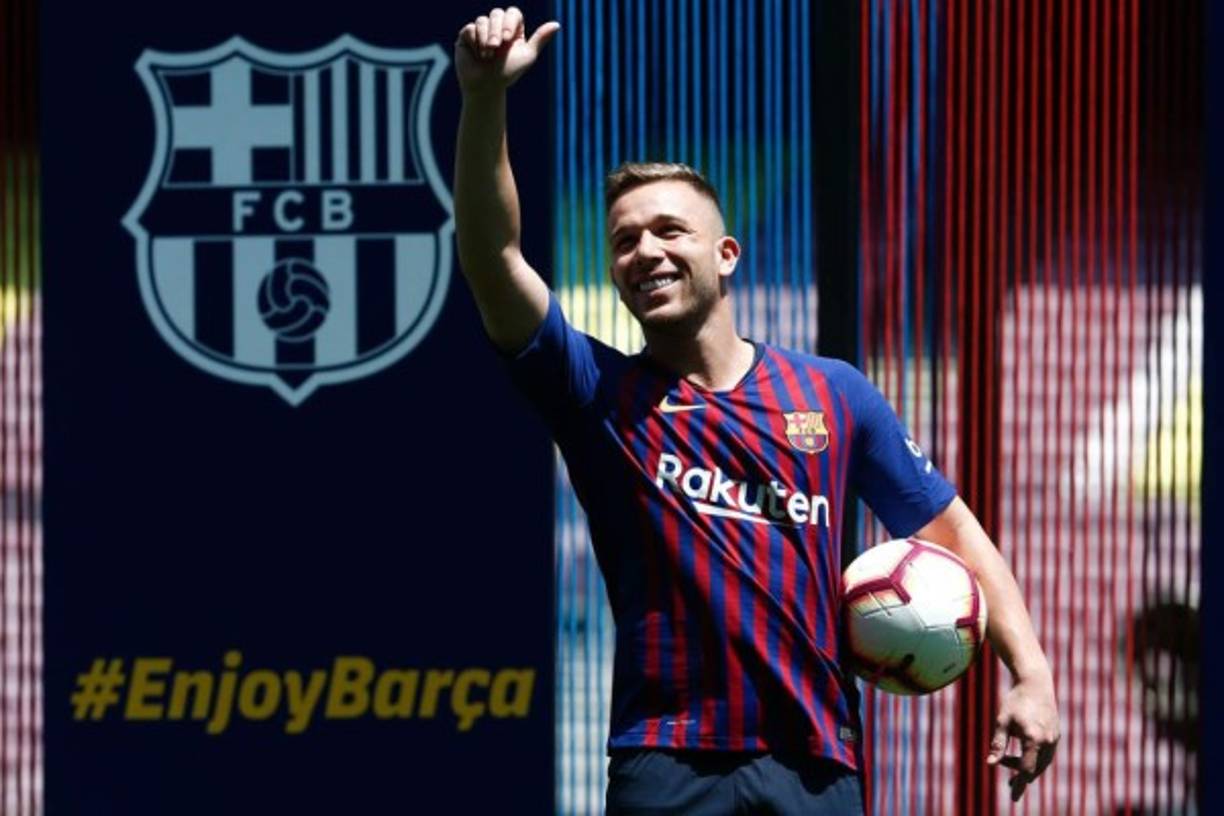 El mediocampista brasileño Arthur Melo fue presentado como nuevo fichaje del Barcelona. Firmó contrato para las próximas seis temporadas.