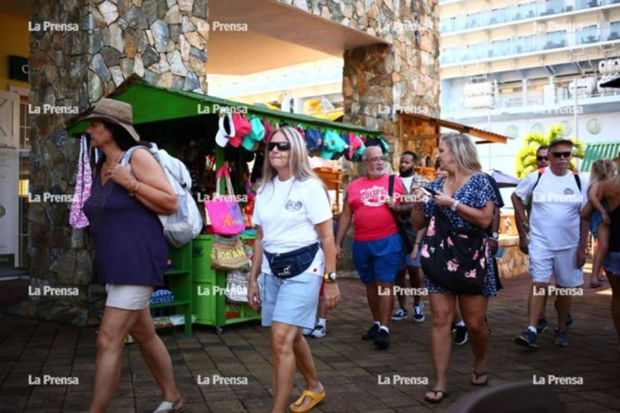 Este crucero cuenta con 10 pisos de altura y divertidos simuladores que le brindan experiencias únicas a la familias que se aventuran en él.