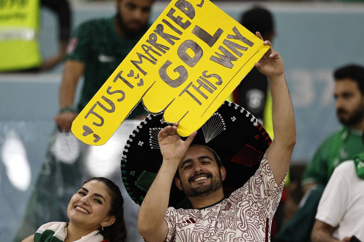 Esta pareja de aficioandos mexicanos están recién casados y así lo celebran.