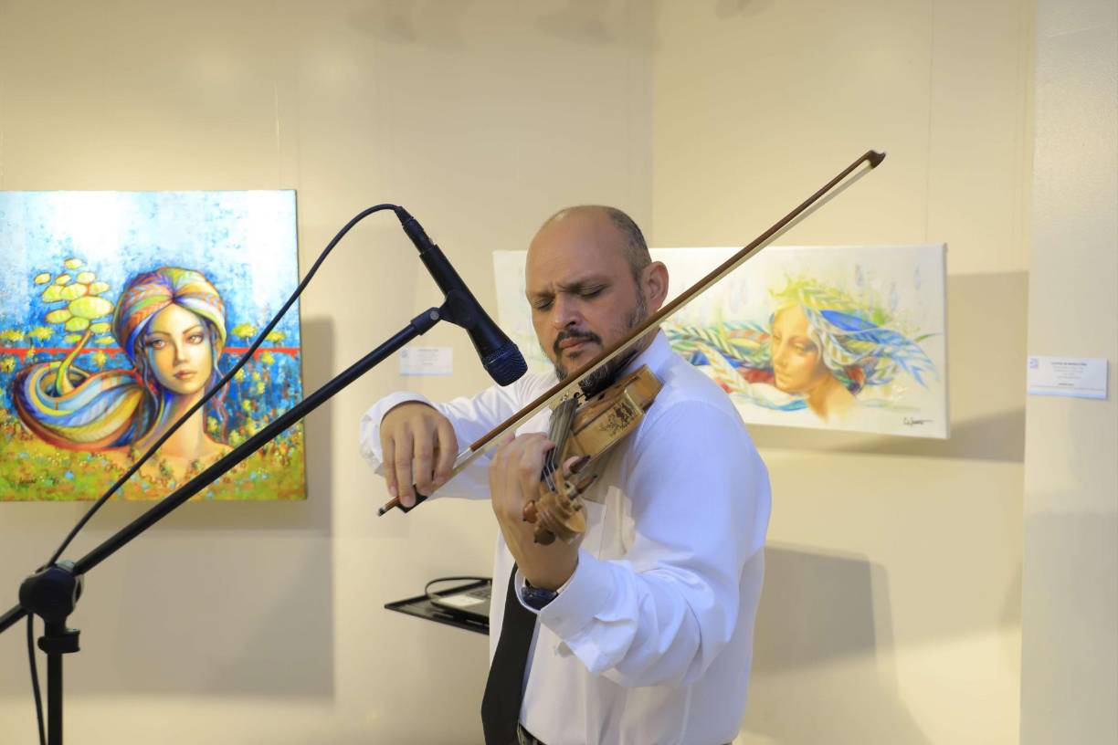Juan Rodríguez, violinista que amenizó con magistrales piezas musicales el recorrido de los visitantes por la Galería Colibrí