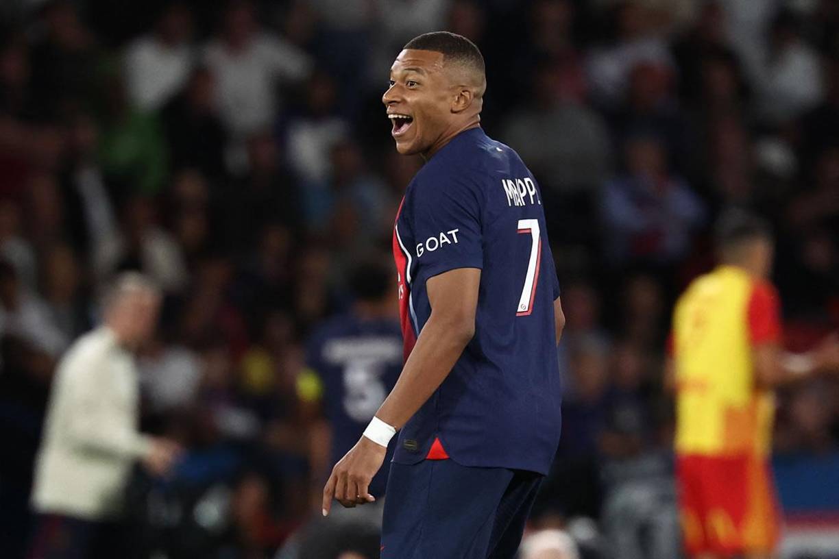 Kylian Mbappé sonriendo después de su primer gol en el partido ante el Lens.