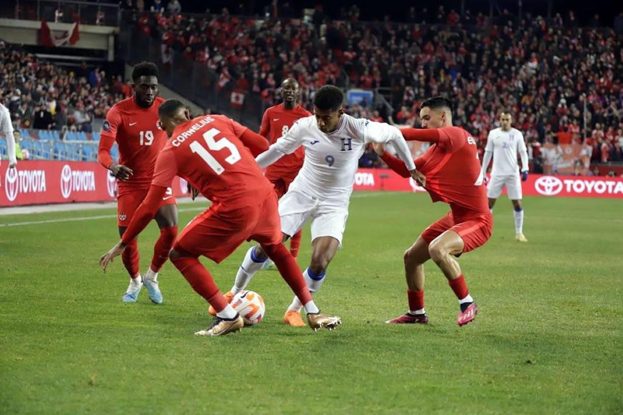 Antony ‘Choco’ Lozano estuvo bien marcado por los canadienses y no pudo hacer nada.