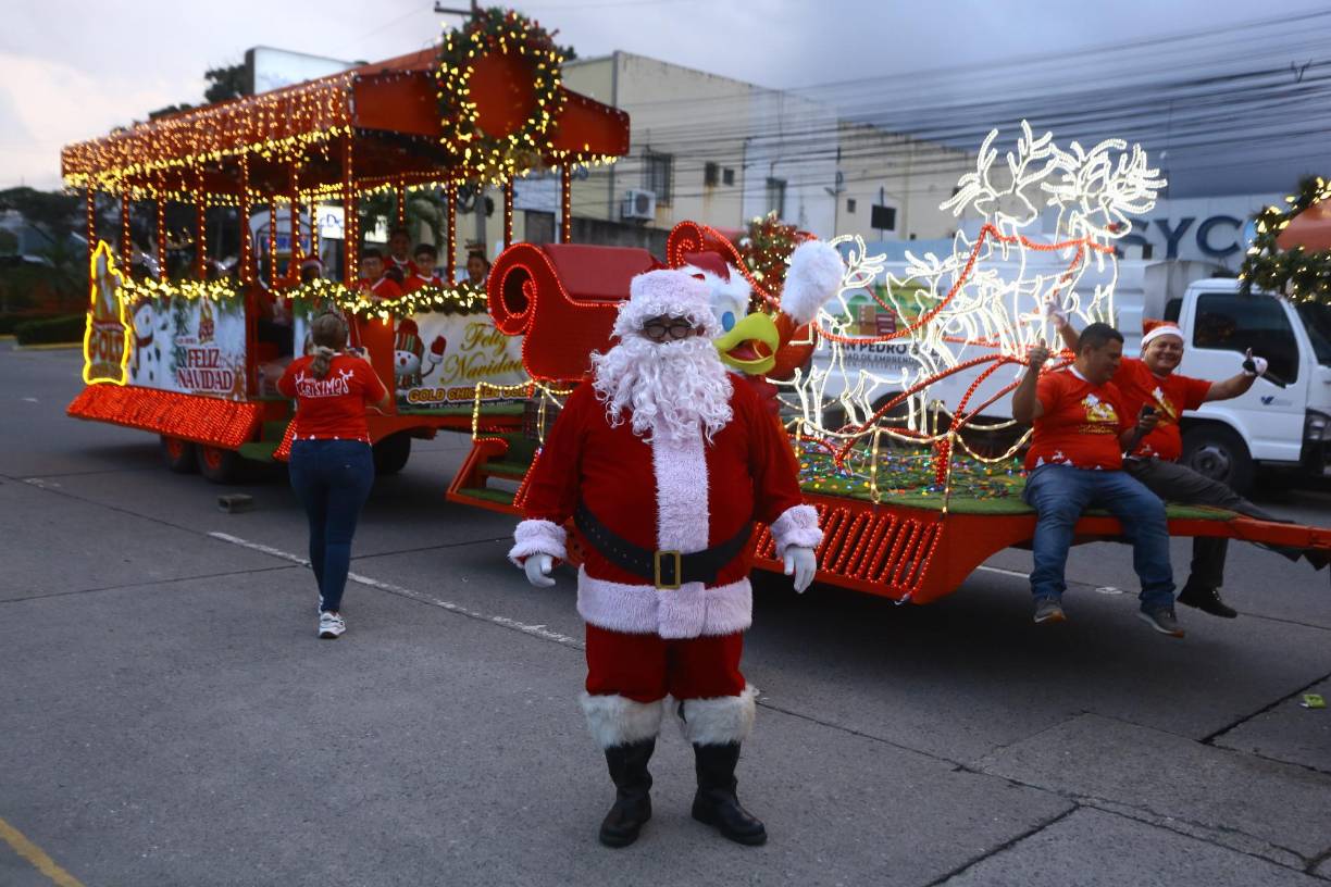Este Santa fue ovacionado por los niños, que aprovecharon a sacarse fotos con él.