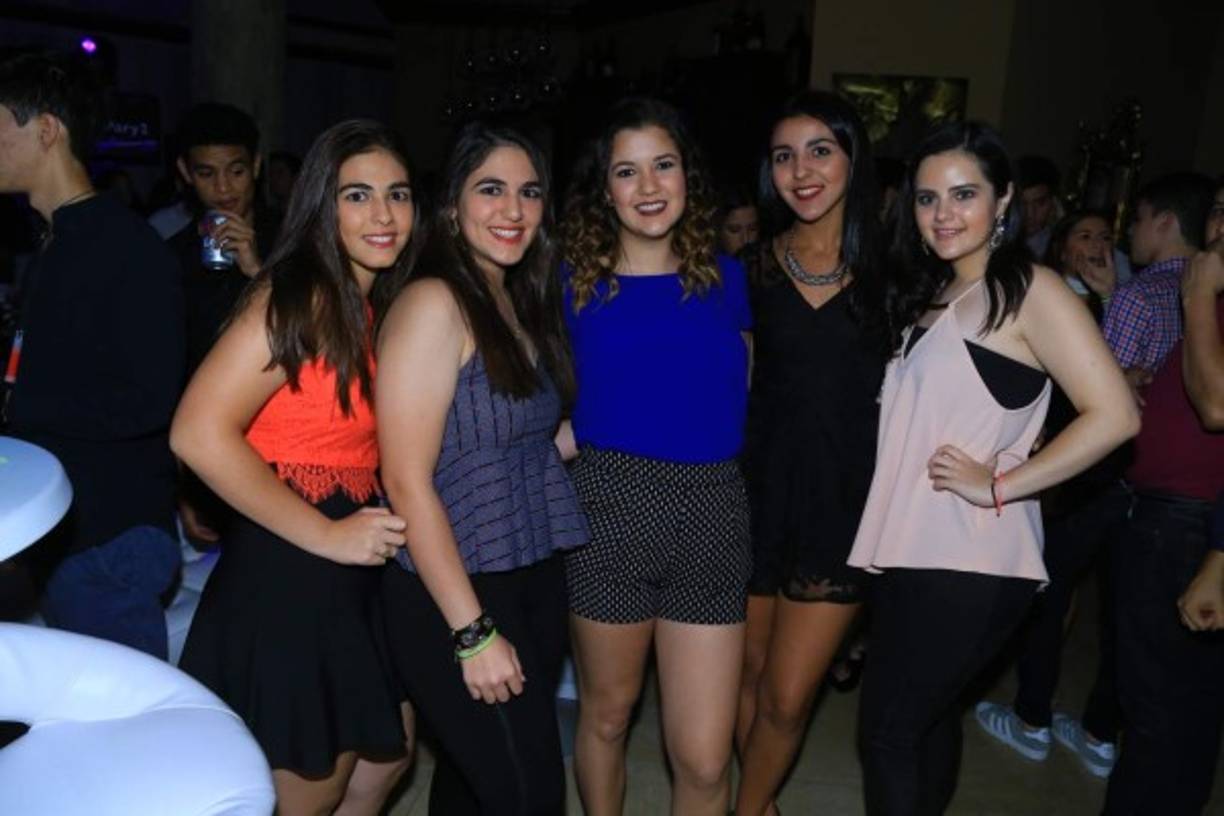 Fadia y Máyida Yacamán, Valeria Delgado, Arianna Boadla y Estefania Oviedo.