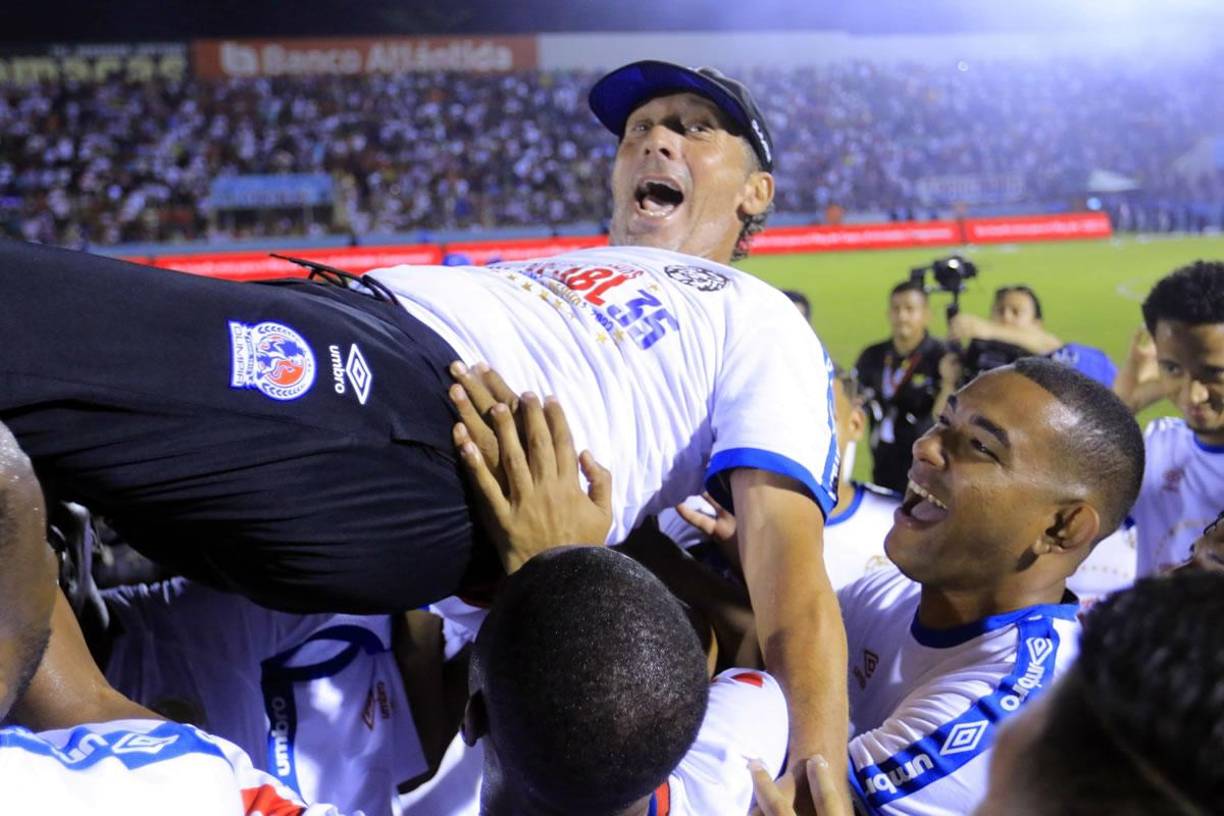 Pedro Troglio fue manteado por sus jugadores en la celebración del título de campeón del Olimpia.