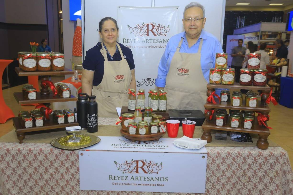 Ana María Reyes y Rodolfo Reyes de <b>Reyez Artesanos </b>ofrecen variedad de salsas, antipastos y jaleas artesanales.