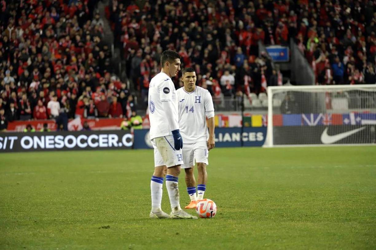 Johnny Leverón y Kevin López esperando para cobrar un tiro libre a favor de Honduras.