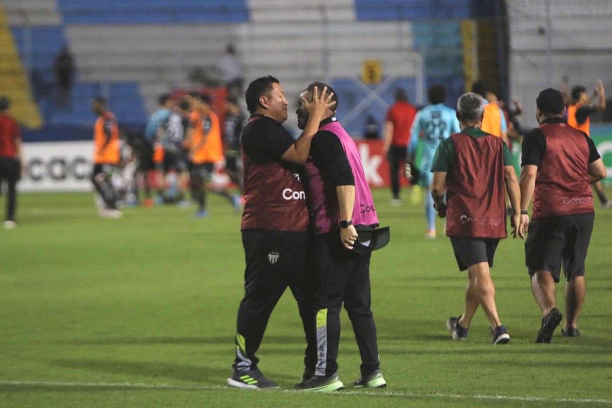 El entrenador Javier López, del Antigua, celebrando con su staff técnico la clasificación a cuartos de final.