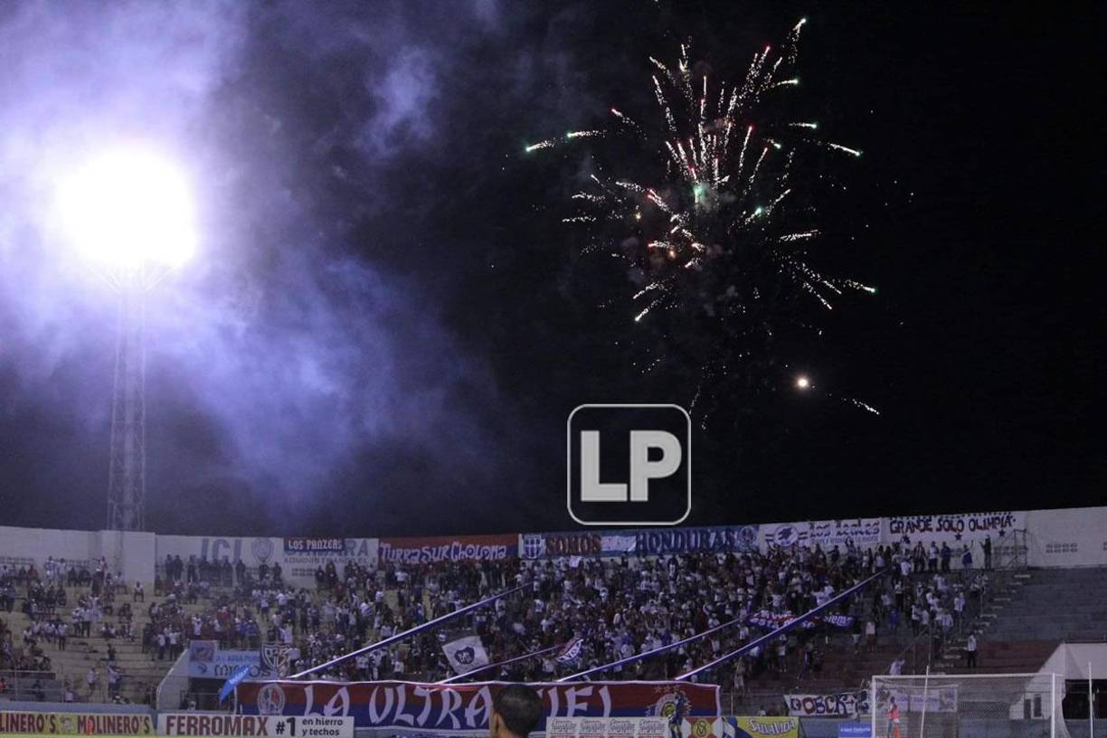 La Ultra Fiel lanzó fuegos artificiales al cielo de La Ceiba, celebrando el triunfo del Olimpia.