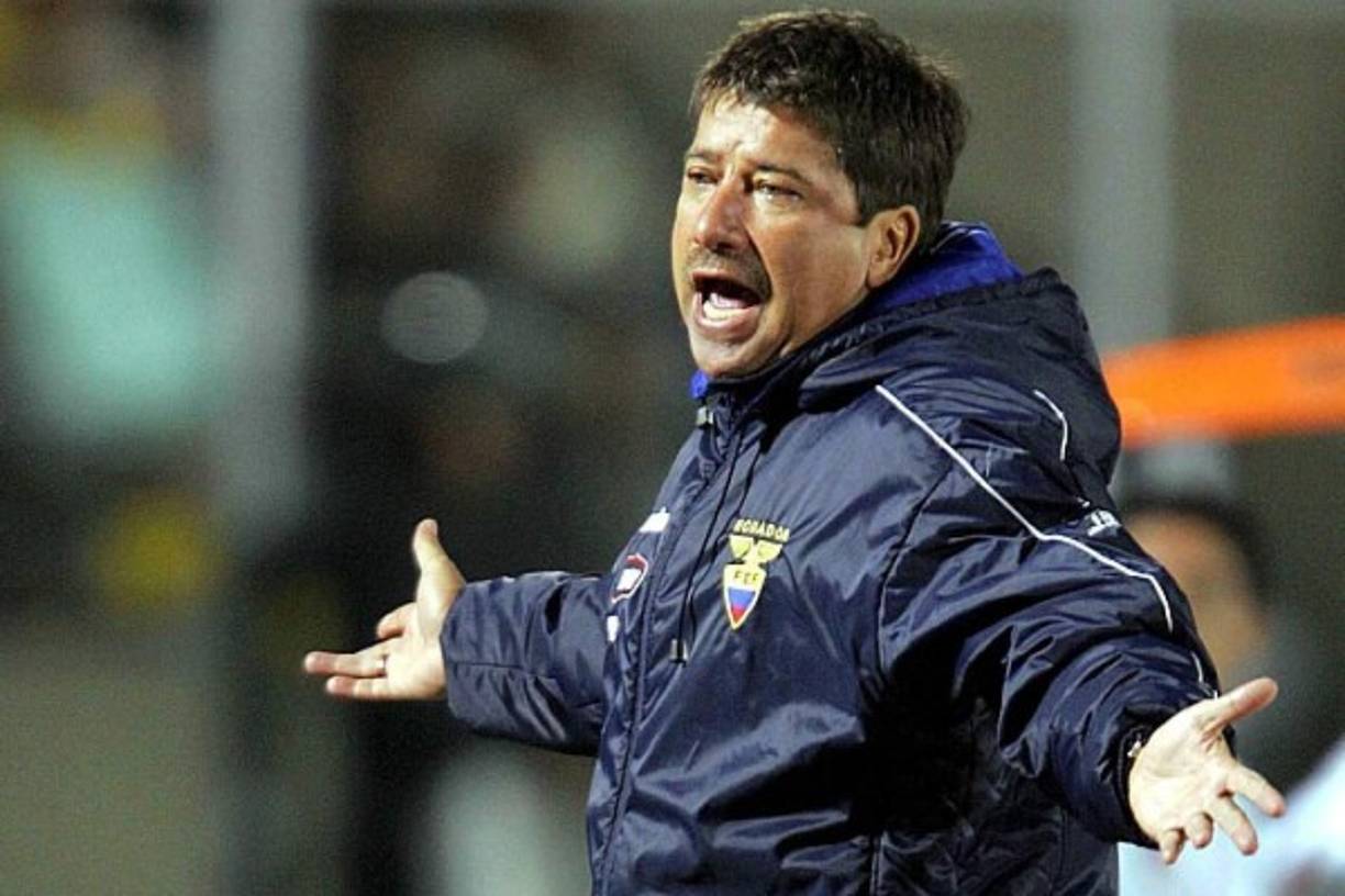 En 1999 fue contratado para dirigir la Selección de Ecuador con la cual logró obtener por primera vez su clasificación a un mundial de fútbol en el año 2002.