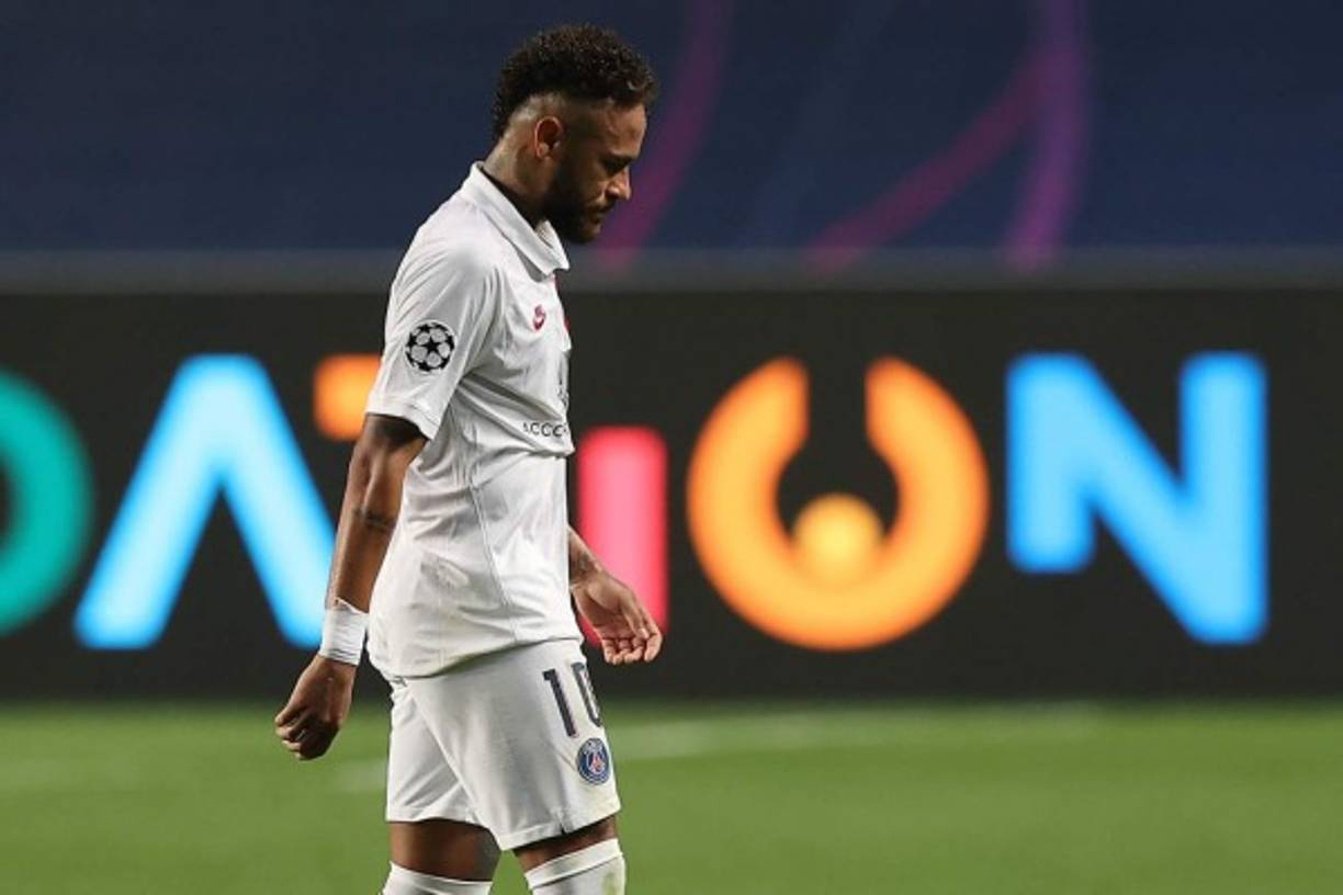 Neymar saliendo cabizbajo del campo al final del primer tiempo.