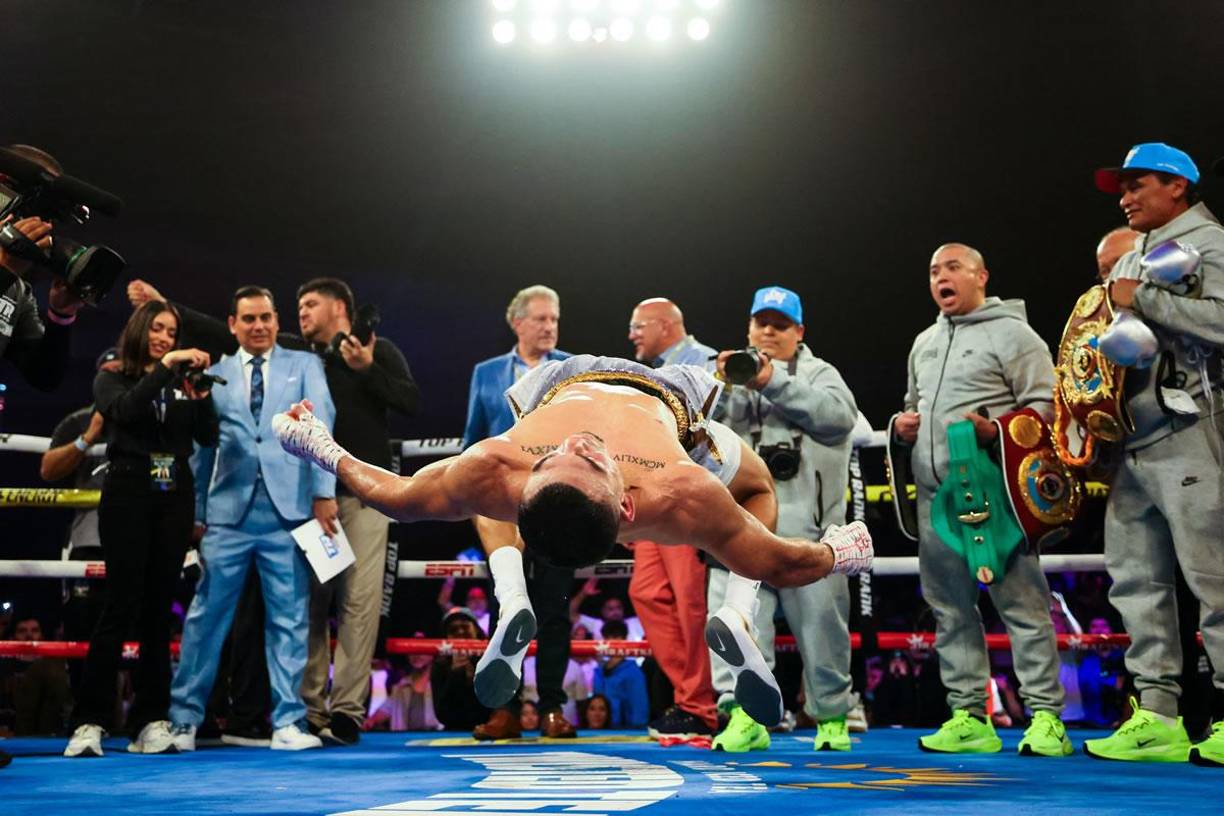 Así fue el alocado y acrobático festejo de Teófimo López tras su triunfo sobre Steve Claggett.