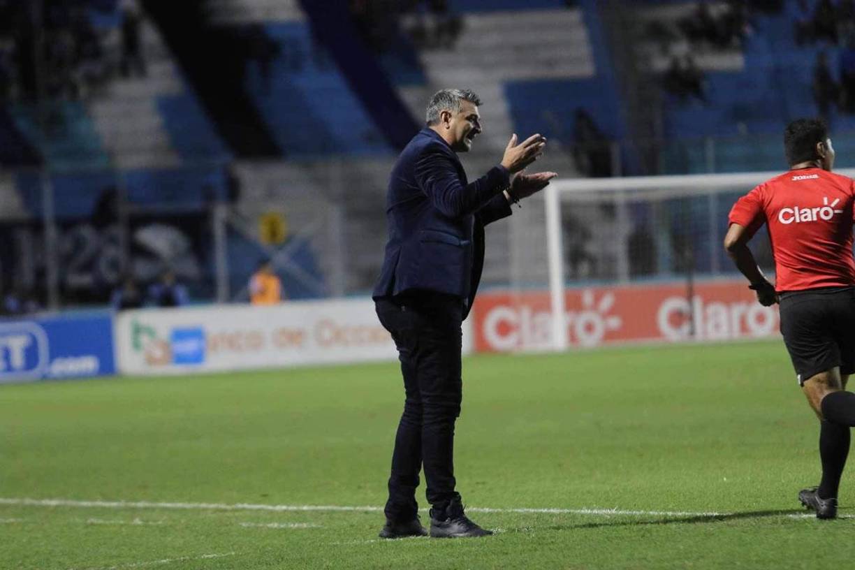 Diego Vázquez lució elegante para dirigir su primer partido en casa con el Motagua dos años después.