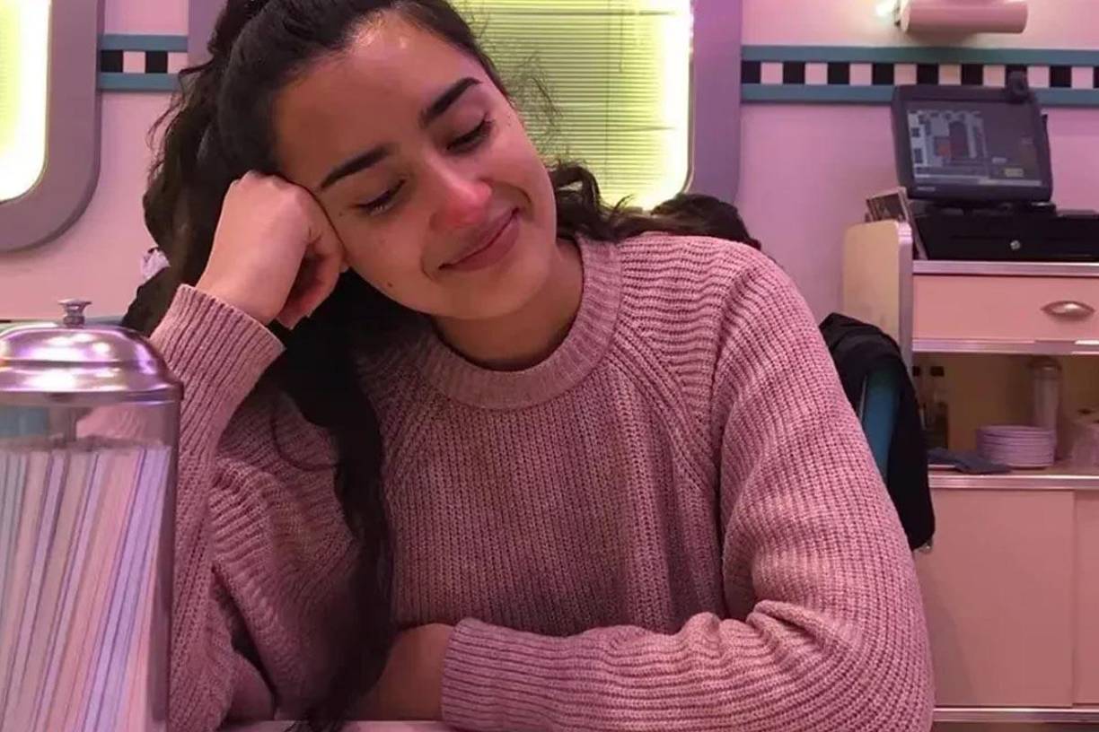 La pareja se movilizaban en una camioneta Toyota Hilux blanca y estaban estacionados discutiendo y el conductor en un momento dado le propino varios puntazos provocando la caída al suelo de la mujer.