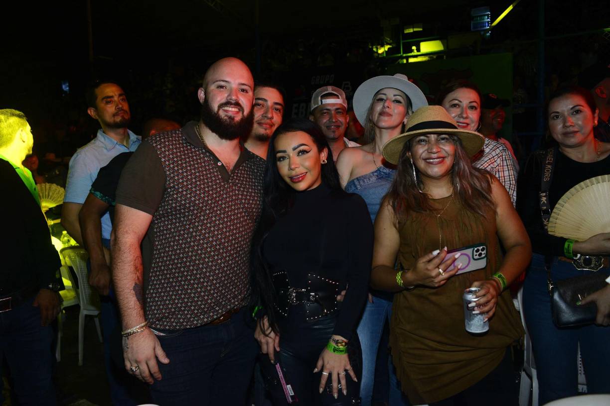 El Trono de México se entregó a su público y deleitó con sus canciones románticas