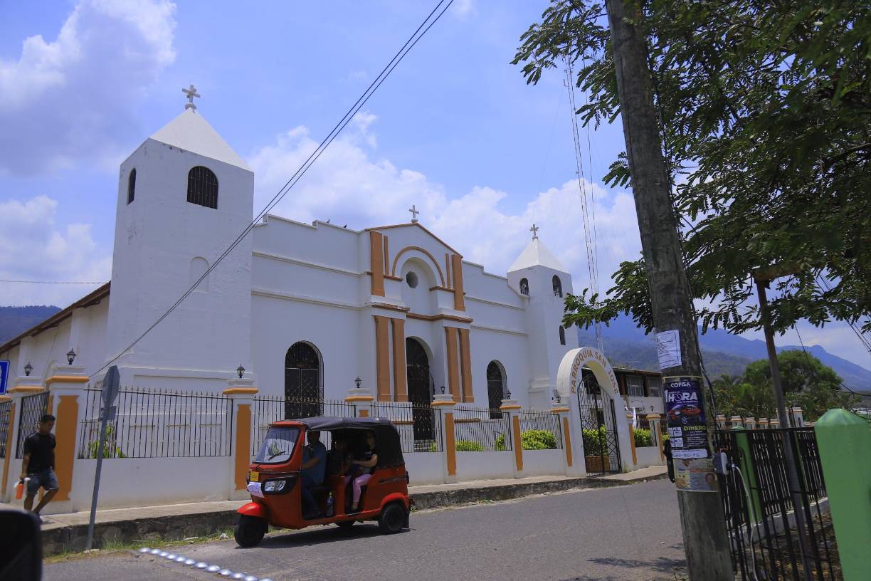 <b>De acuerdo al INE, Ocotepeque tiene una superficie de 1,630 Km2 y su población asciende a 176,693 Habitantes. Su densidad poblacional es de 108.4 Hab/Km2. Se compone de 16 municipios 126 aldeas. En su cabecera le rinden honor a San José, nombre también de su iglesia católica principal. </b>