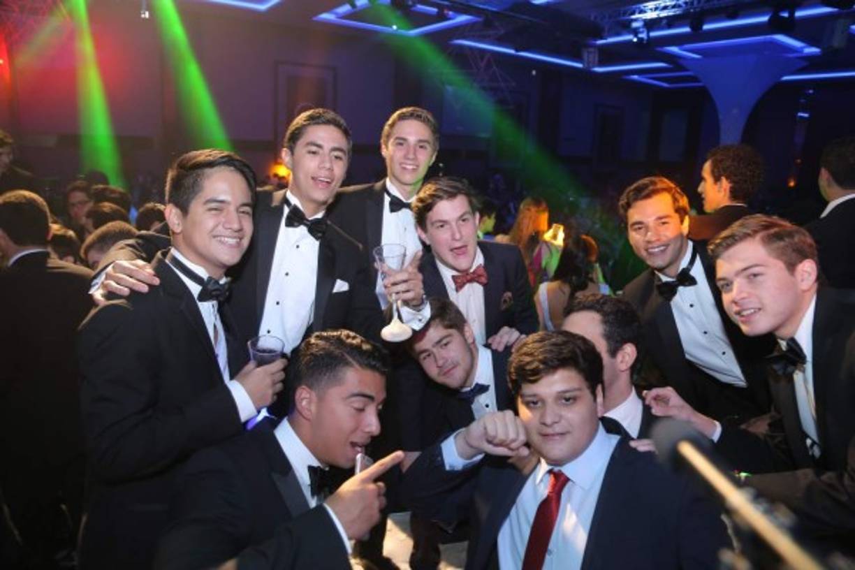 José Díaz, Alberto Matuty, Eduardo Ortez y Humberto Medina con Jorge Medina, Ilan Keidar, Eduardo Contreras, Andrew Szydel y José Reyes se la pasaron como nunca en su última noche como graduados 2016.