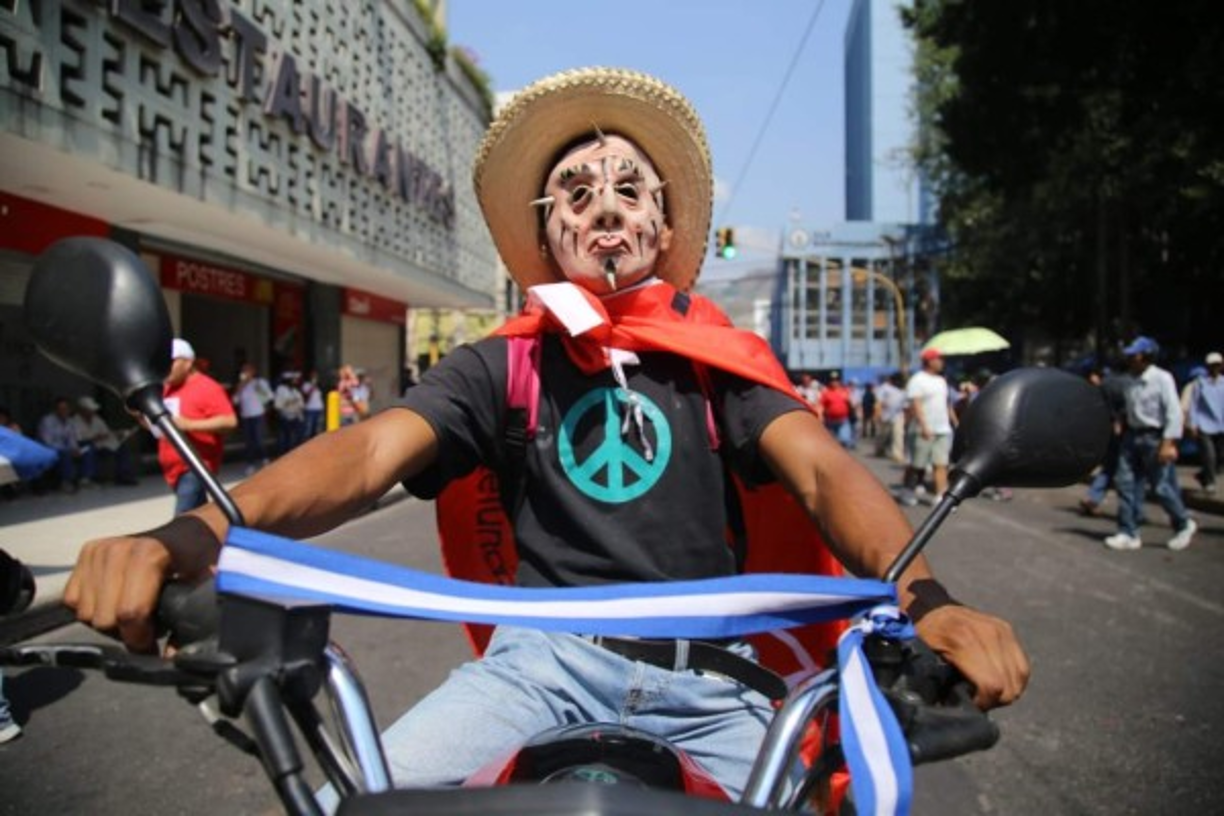 Los trabajadores de Honduras salieron a conmemorar su día cantando consignas, llevando pancartas y hasta con vestidos de manera curiosa. Este capitalino recorrió las calles de manera peculiar en medio de las personas que se movilizaban. Fotos Andro Rodríguez/Amílcar Izaguirre/José Cantarero.