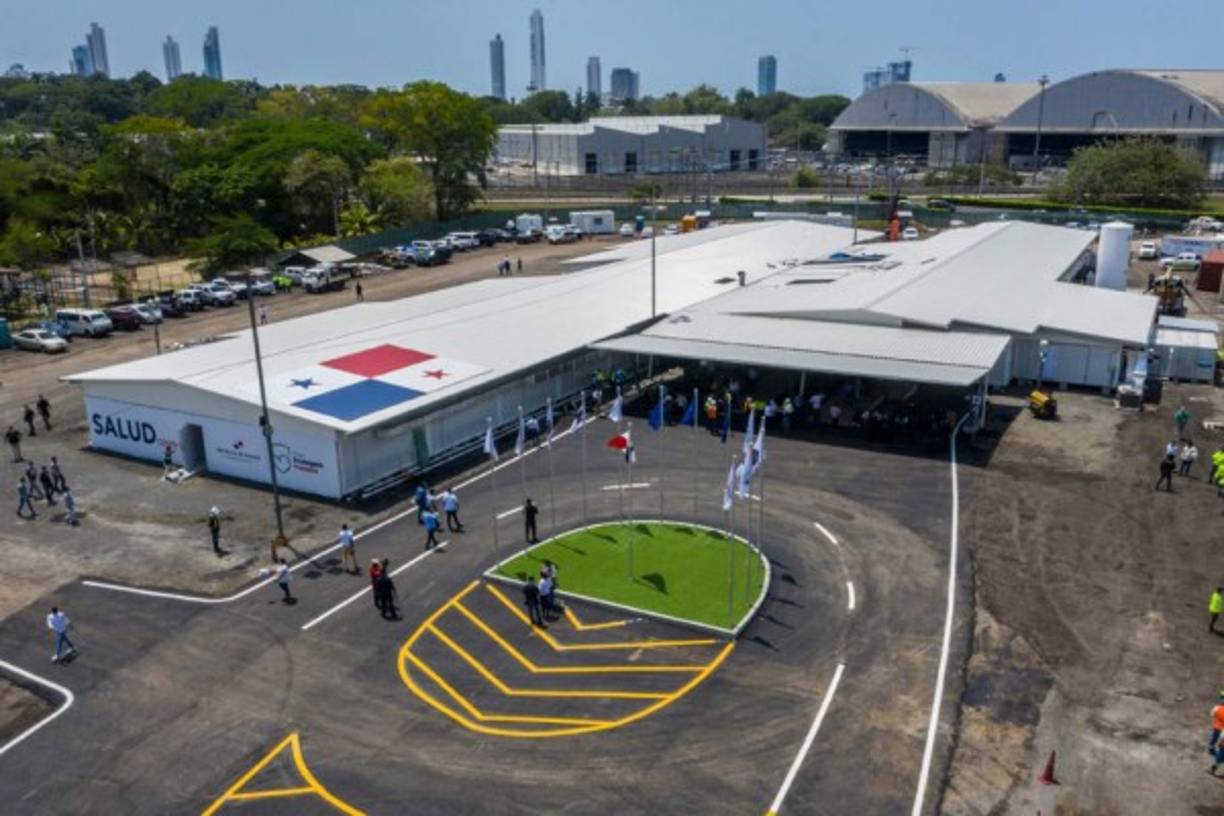 Panamá construyó un hospital modular de 100 camas en menos de 30 días para atender a pacientes complicados con COVID-19, que deja ya en el país 103 muertos y casi 3.800 contagios, destacó este jueves el presidente panameño, Laurentino Cortizo. Texto: EFE / Fotos: AFP