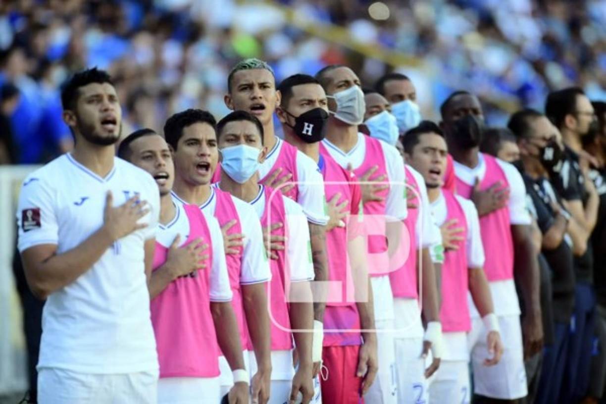 Los suplentes también cantaron el himno nacional de Honduras.