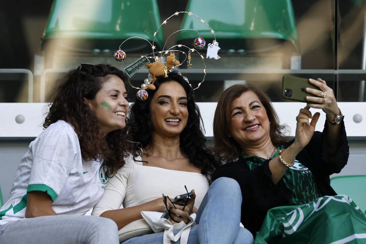 Las fanáticas disfrutaron del ambiente y del encuentro entre Arabia Saudita y Polonia.