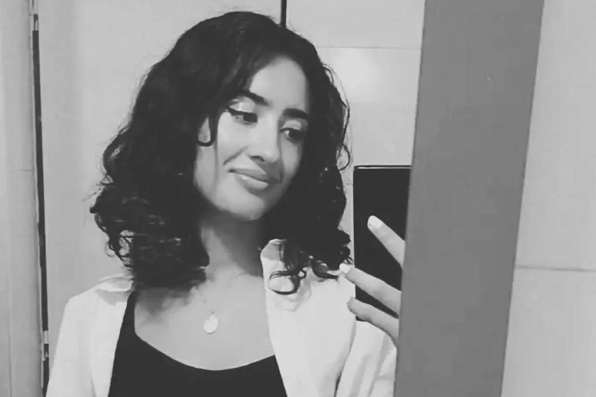 A los pocos kilómetros del hecho, se logra individualizar al sospechoso y comienza una persecución policial y ante la negativa de detener la marcha, una camioneta de la policía realiza una maniobra de choque para detener la marcha del rodado y la detención del autor del hecho.