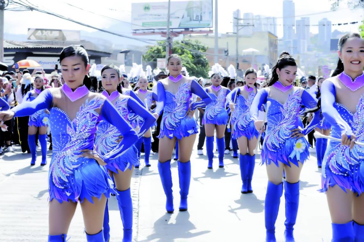 Antes de las 7:00 am, cientos de estudiantes de más de 70 institutos de educación media dieron comienzo con los tradicionales desfiles patrios.