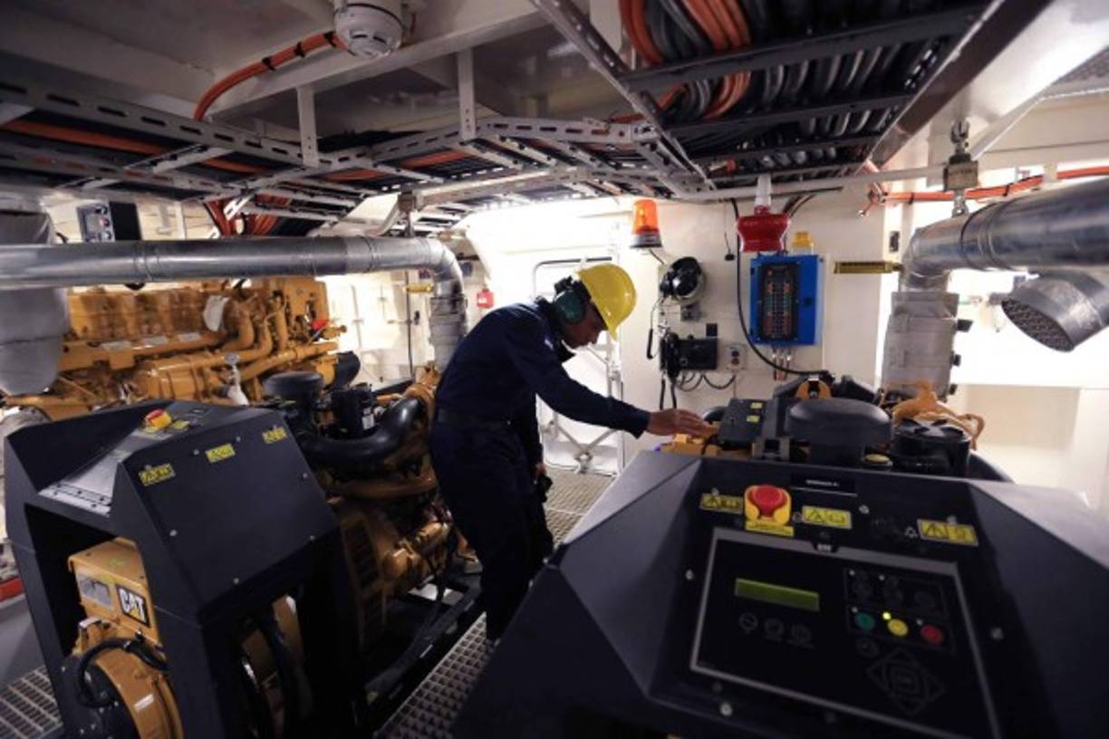 El ingeniero de máquinas Edwin René Cabús revisa el buen funcionamiento de los motores.