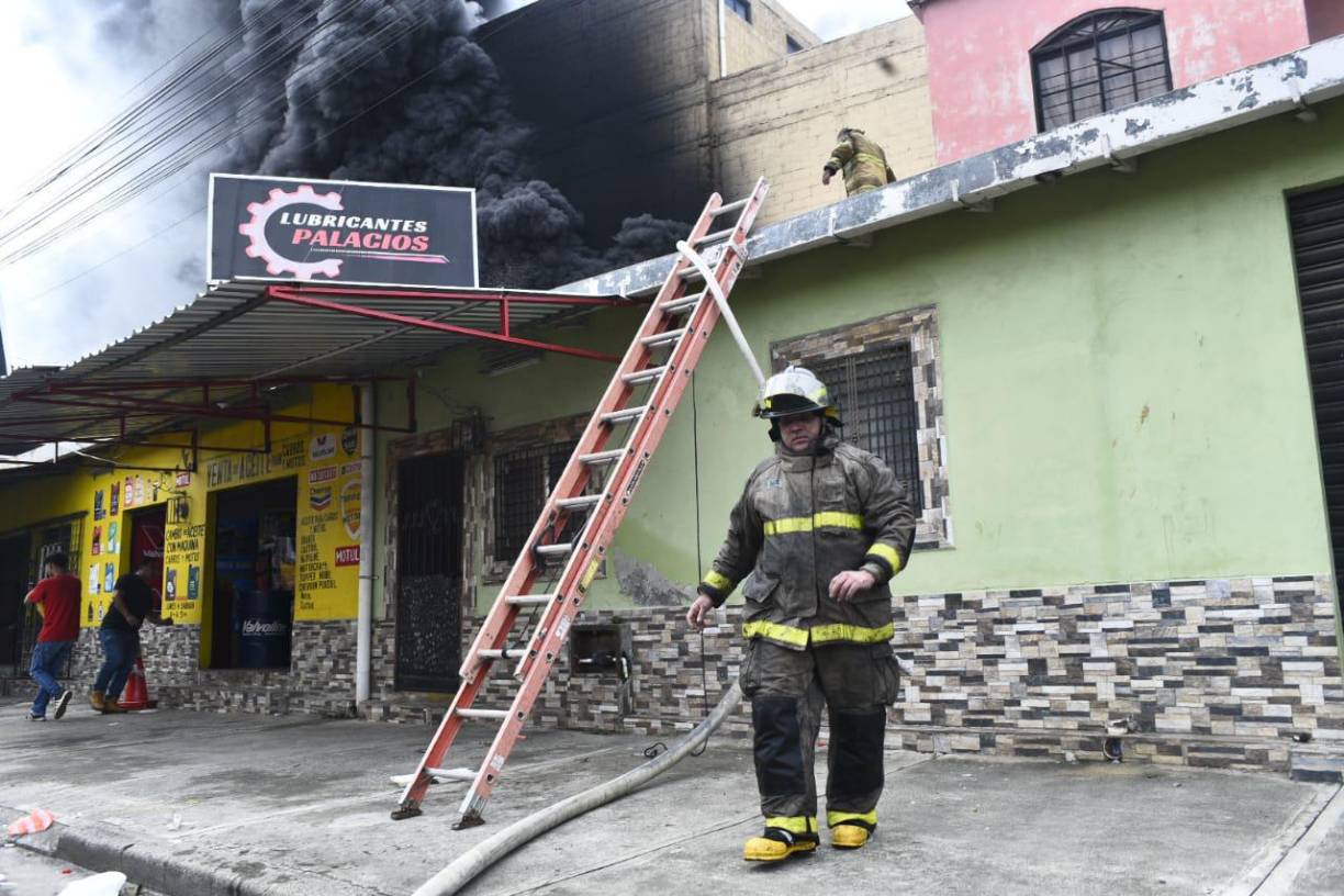 Incendio desata el caos en barrio Medina de San Pedro Sula (fotos)