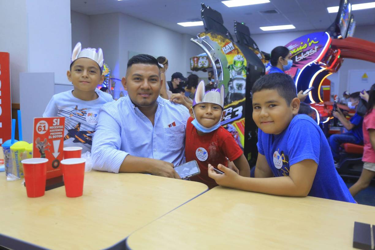 Nissan, el rey de las carreteras, organizó el “Play Day” para sus clientes y familias en el marco del día del niño para que estos tuvieran un tiempo de calidad, alimentación y diversión.Esta actividad familiar tuvo lugar en las instalaciones de Chuck E. Cheese´s de la Capital Industrial.