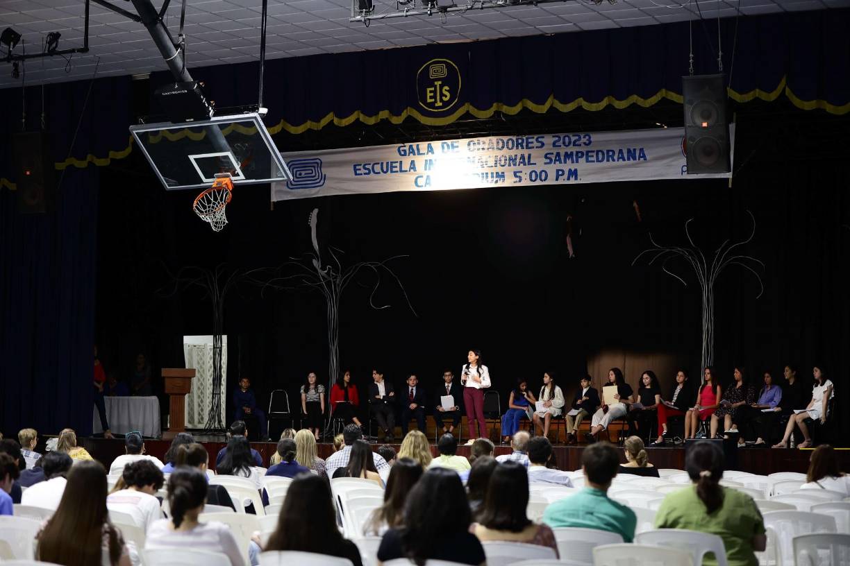 Los niños y adolescentes se adentraron en el tema de las redes sociales y su impacto actual en la sociedad, afirmando que se han perdido valores fundamentales por culpa del uso improductivo de los aparatos electrónicos, en el cual las personas están físicamente, pero su mente divaga por las plataformas digitales.