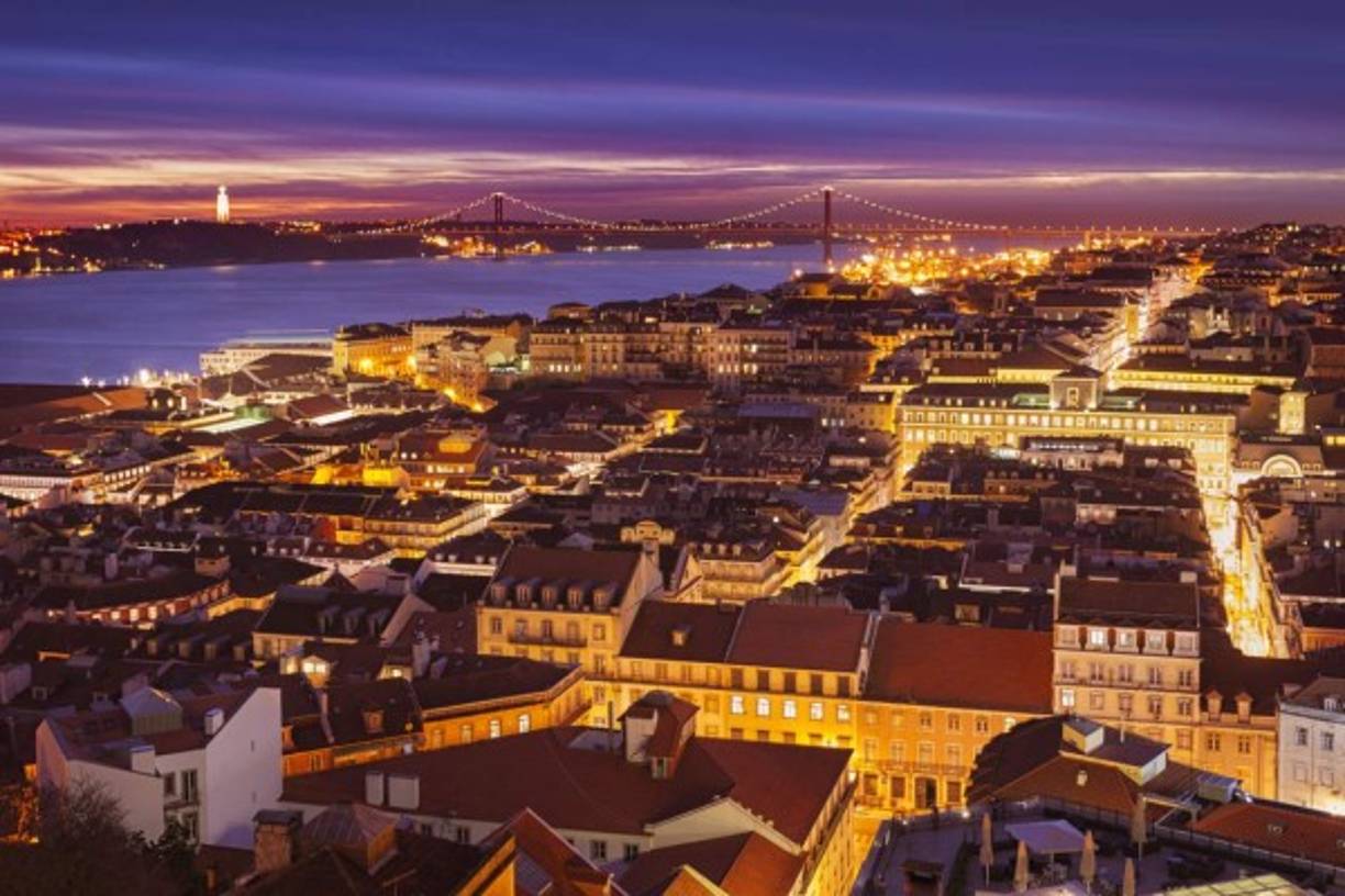 ATRACTIVO. Vista nocturna en el centro de Lisboa, Portugal.