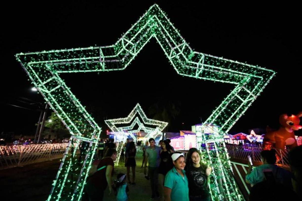 Este centro de diversión navideño cuenta con parqueo gratis para que los sampedranos disfruten con tranquilidad.