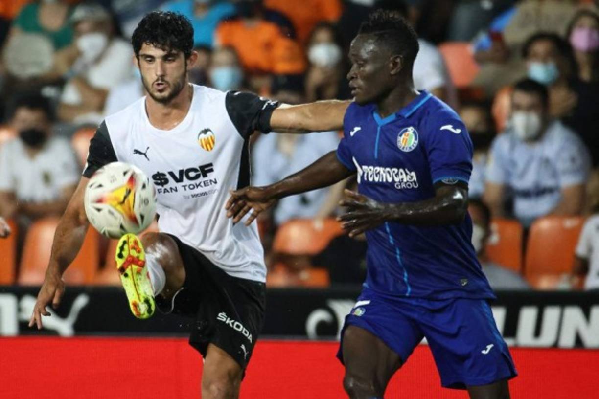 La salida de Gonçalo Guedes del Valencia está siendo unos de los culebrones en Mestalla. La venta del portugués supondría un extra en las cuentas, pero los dirigentes del conjunto naranja no están dispuestos a dejar salir al jugador por menos de 35 millones de euros. Un precio al que los interesados (Wolverhampton y Sevilla) no están dispuestos a llegar y buscan otras fórmulas. Foto AFP.