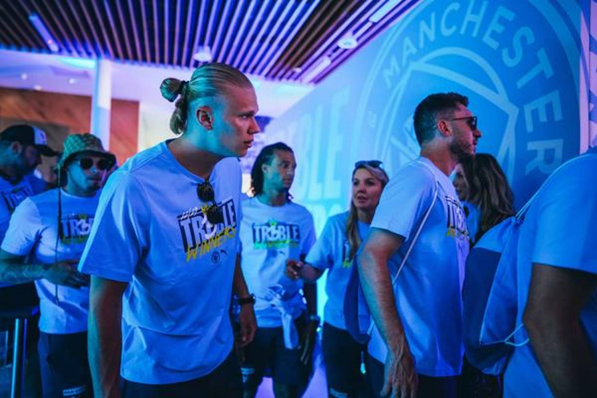 Haaland se vio sorprendido ante la multitud de personas que los estaban esperando.