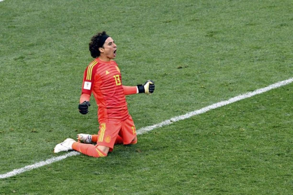 'Memo' Ochoa fue una de las figuras de México y así celebró. Foto AFP