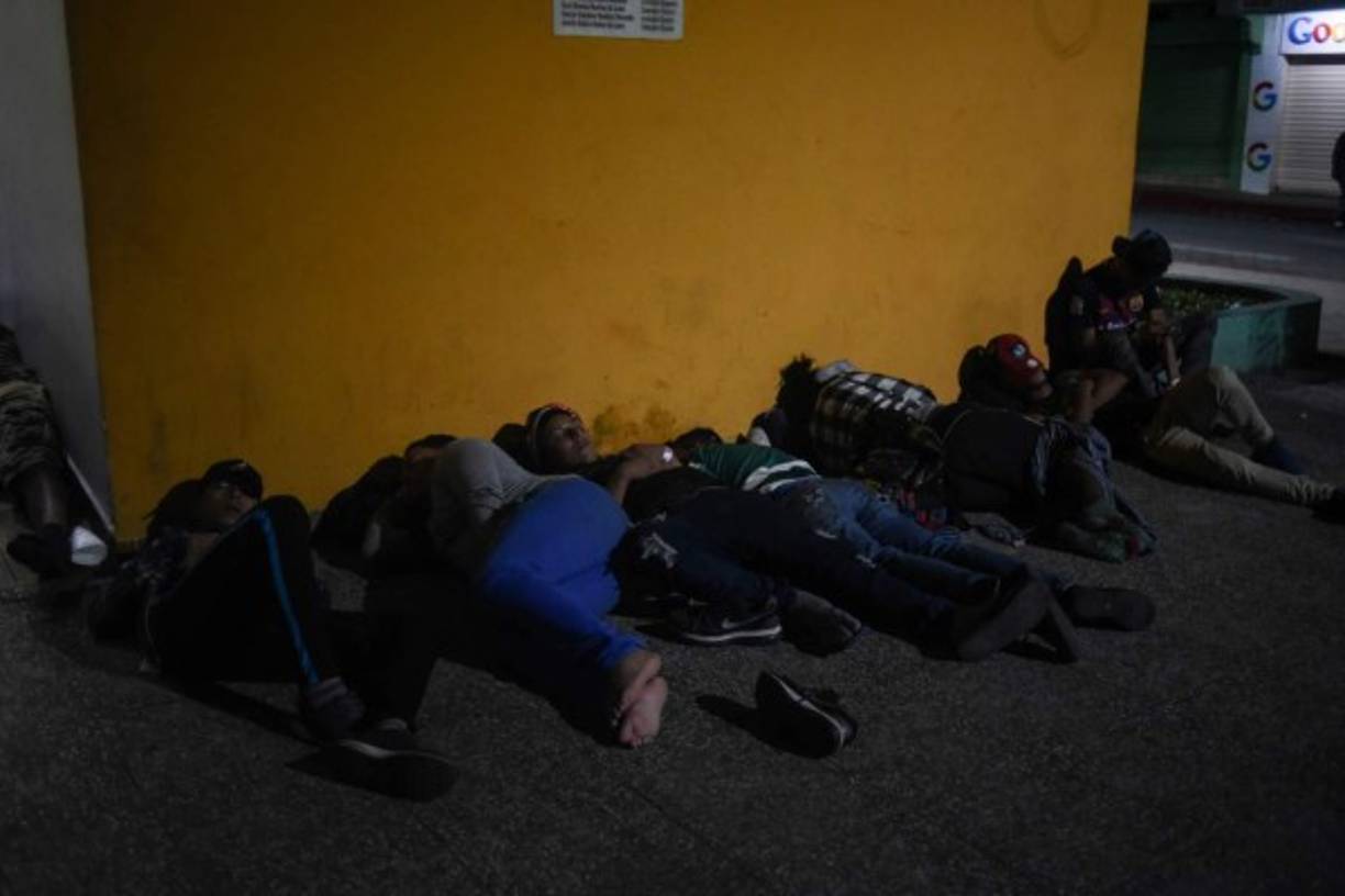 Este sábado, fueron de Tapachula a Huixtla, un trayecto de unos 40 kilómetros, donde pretenden pernoctar.<br/><br/>Huyen de la pobreza, la falta de empleo bien remunerado que no alcanza para comer y mantener dignamente a sus hijos, por eso se observa que viajan en esta caravana familias esposos con sus hijos , madres solteras cargando a sus pequeños, mientras que otras mujeres empujan cochecitos con sus niños.