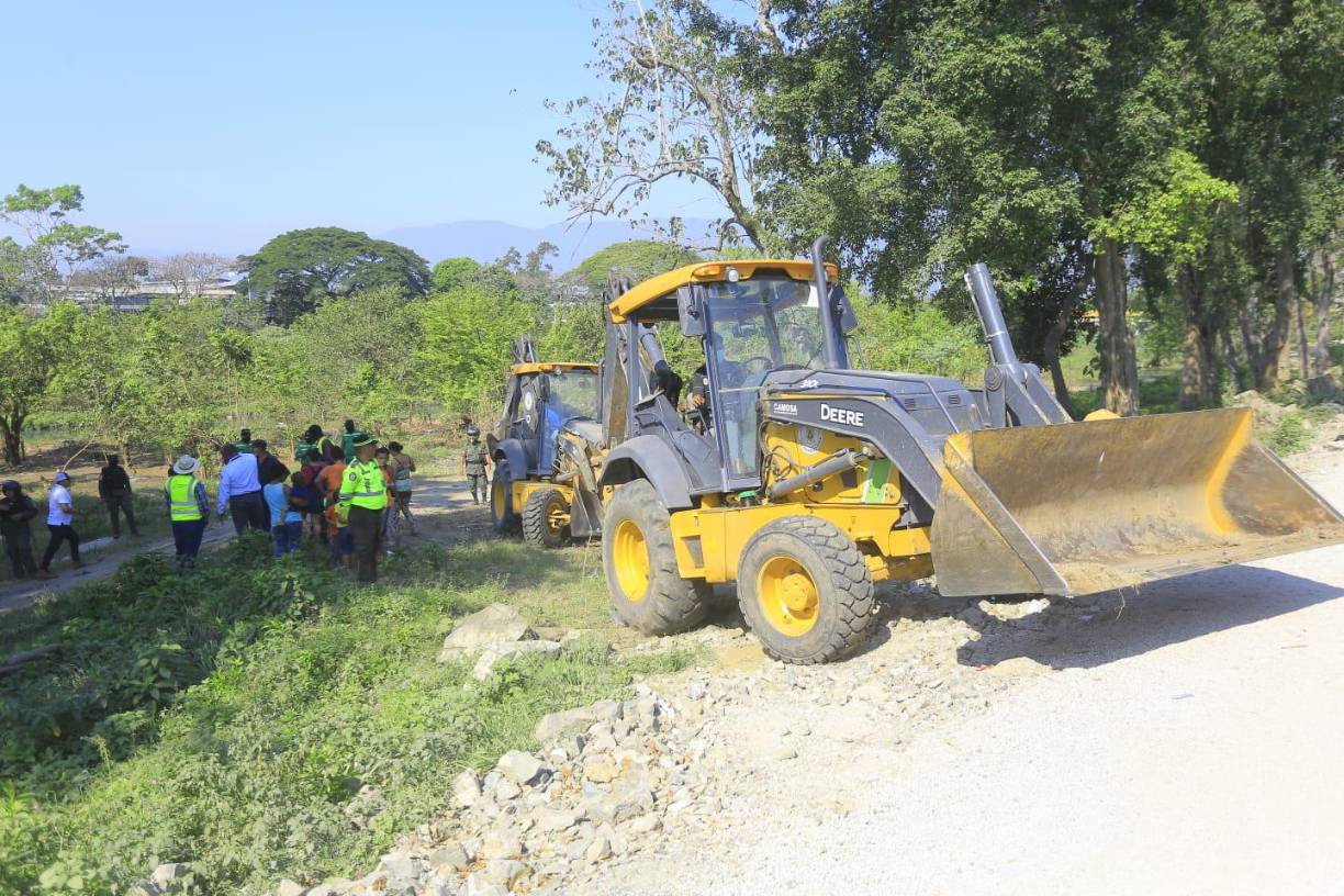 La Policía llevó maquinaria y previamente al desmantelamiento de las covachas conversaron con las personas para que retiren sus pertenencias pacíficamente.