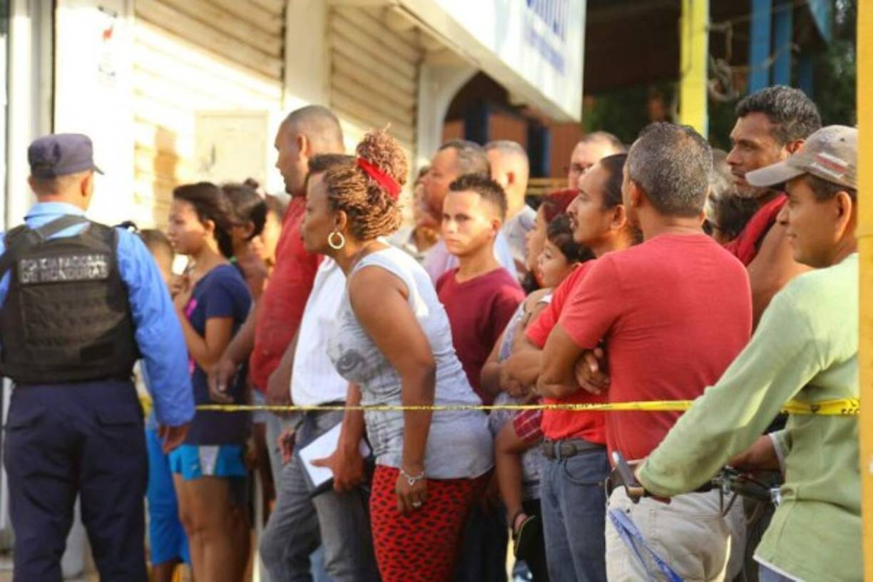 Una balacera en las afueras de una farmacia dejó un supuesto asaltante muerto y un guardia de seguridad herido en la avenida Juan Pablo II de San Pedro Sula. Se desconoce la identidad del sujeto y fue abatido cuando supuestamente intentaba asaltar una farmacia ubicada en el barrio Morazán cuando el guardia de seguridad del establecimiento le disparó en varias ocasiones.