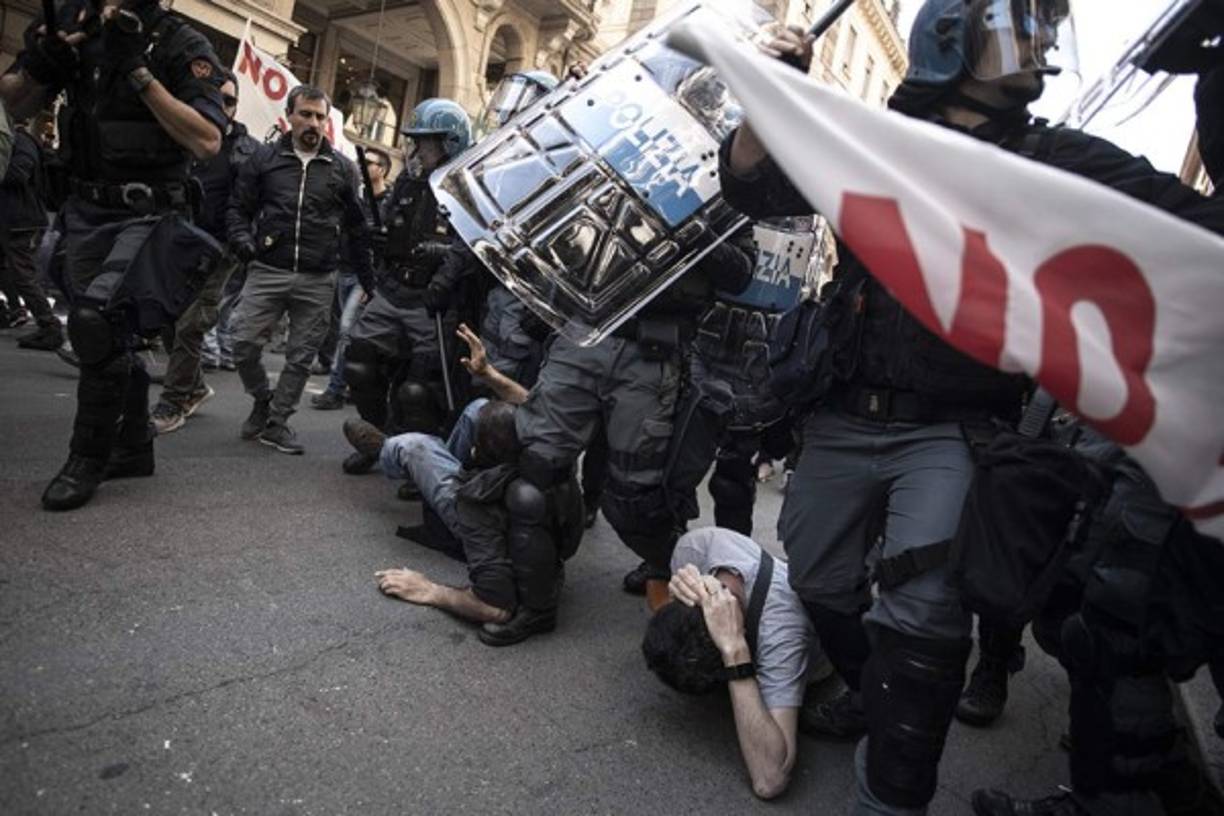 ITALIA. Los manifestantes se desploman mientras la policía antidisturbios avanza hacia los manifestantes del movimiento No Tav.