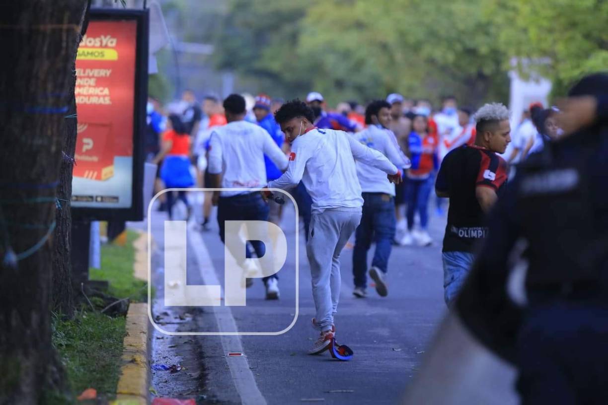 La Policía después tomó cartas en el asunto y lanzó gas lacrimógeno a aficionados del Olimpia.